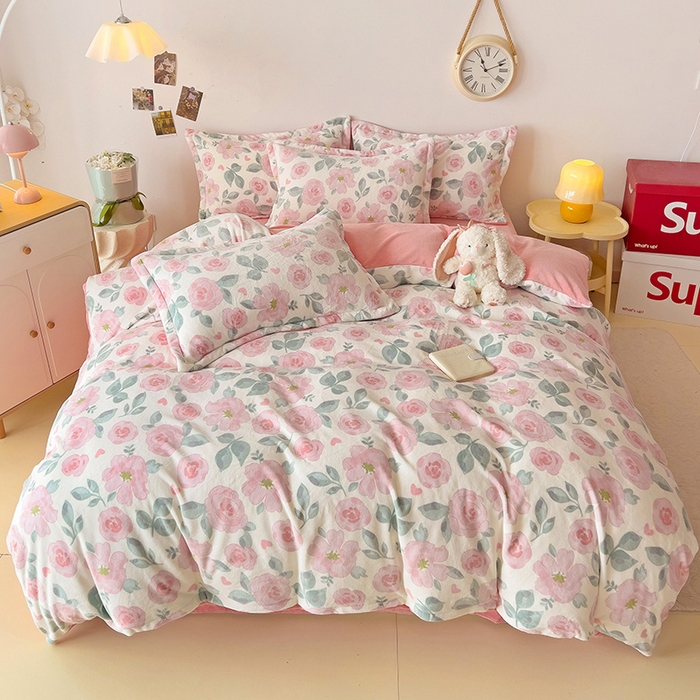 91家纺网 家纺一手货源 找家纺 大柏树 2025新款A类高克重亲肤舒适牛奶绒印花四件套-四件套可定制 朵柔-粉