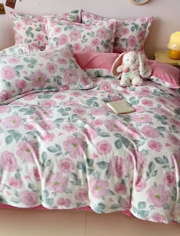 91家纺网 家纺一手货源 找家纺 大柏树 2025新款A类高克重亲肤舒适牛奶绒印花四件套-四件套可定制 朵柔-粉