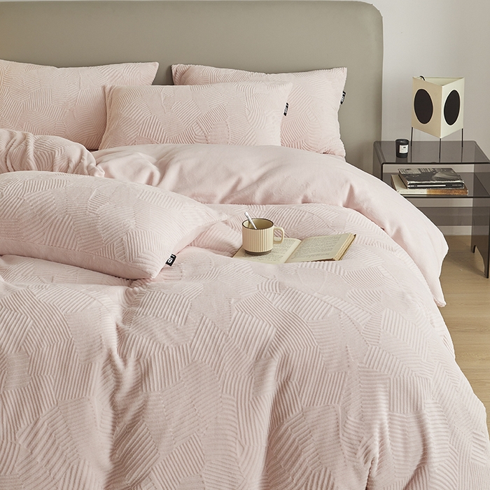 91家纺网 家纺一手货源 找家纺 千朵森 2024新款全消光烂花牛奶绒四件套-梵静系列 风格二 梵静-仲夏粉