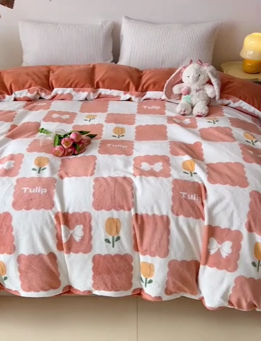 91家纺网 家纺一手货源 找家纺 大柏树 2025新款A类高克重亲肤舒适牛奶绒印花四件套-单被套可定制 花町-桔