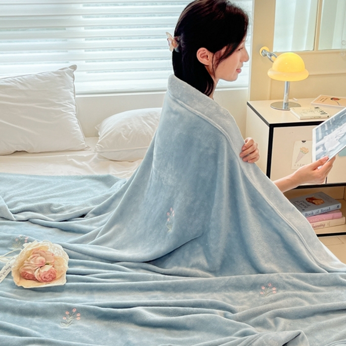 91家纺网 家纺一手货源 找家纺 慕尚 2025新款简约双面牛奶绒刺绣多功能盖毯-郁金香 可爱花-蓝