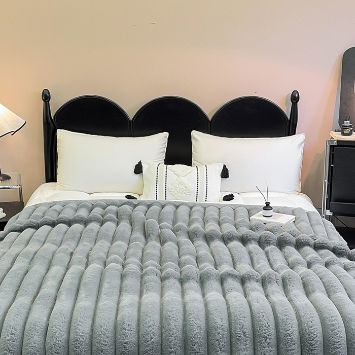 91家纺网 家纺一手货源 找家纺 2025新款兔毛绒大抽条复合毛毯柔软亲肤加厚保暖秋冬必备居家盖毯/沙发装饰多用款 浅灰