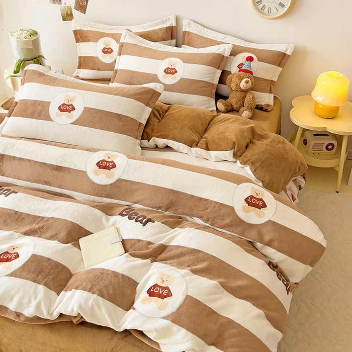 91家纺网 家纺一手货源 找家纺 大柏树 2025新款A类高克重亲肤舒适牛奶绒印花四件套-四件套可定制 布琪小熊-咖