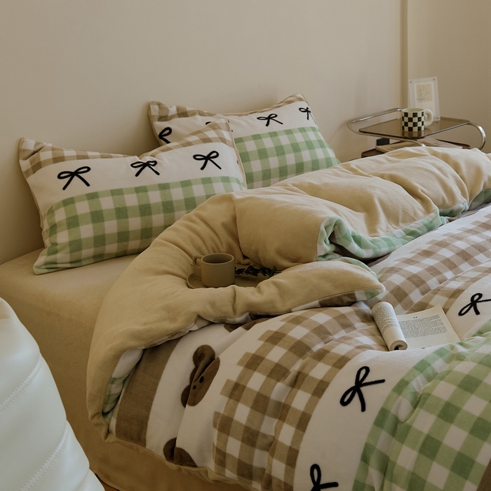 91家纺网 家纺一手货源 找家纺 时光里 2024新款数码独版印花牛奶绒四件套 格子熊