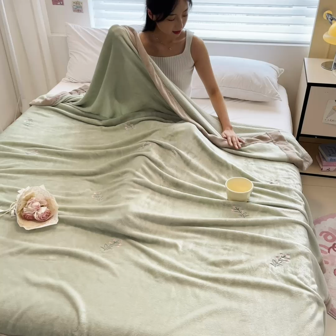 91家纺网 家纺一手货源 找家纺 慕尚 2025新款简约双面牛奶绒刺绣多功能盖毯-郁金香 可爱花-绿