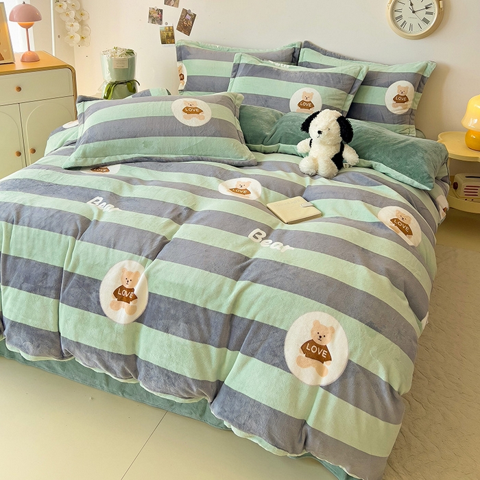 91家纺网 家纺一手货源 找家纺 大柏树 2025新款A类高克重亲肤舒适牛奶绒印花四件套-四件套可定制 布琪小熊-绿