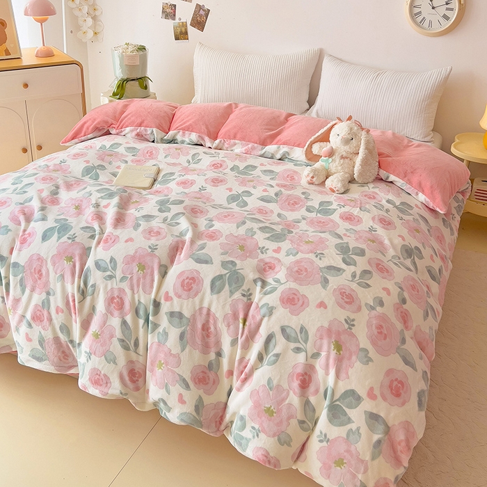 91家纺网 家纺一手货源 找家纺 大柏树 2025新款A类高克重亲肤舒适牛奶绒印花四件套-单被套可定制 朵柔-粉