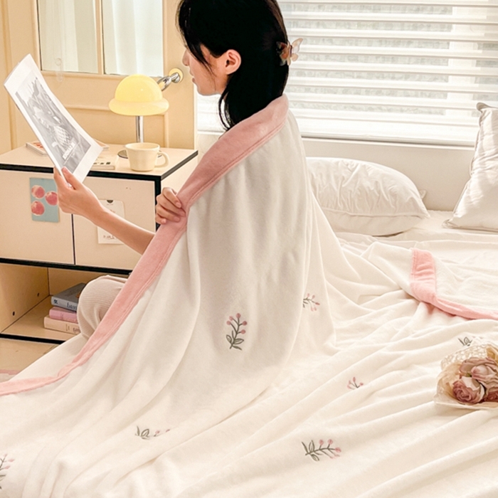 91家纺网 家纺一手货源 找家纺 慕尚 2025新款简约双面牛奶绒刺绣多功能盖毯-郁金香 可爱花-白粉