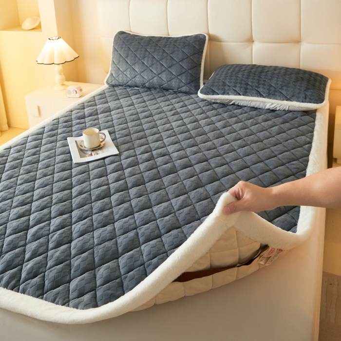 91家纺网 家纺一手货源 找家纺 鑫钰 2024新款宝宝绒牛奶绒烂花大豆夹棉床褥床护垫-菱形格 菱形格-深灰