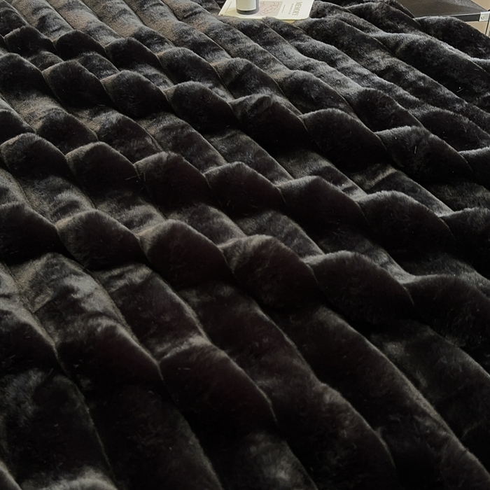 91家纺网 家纺一手货源 找家纺 2025新款兔毛绒大抽条复合毛毯柔软亲肤加厚保暖秋冬必备居家盖毯/沙发装饰多用款 黑色