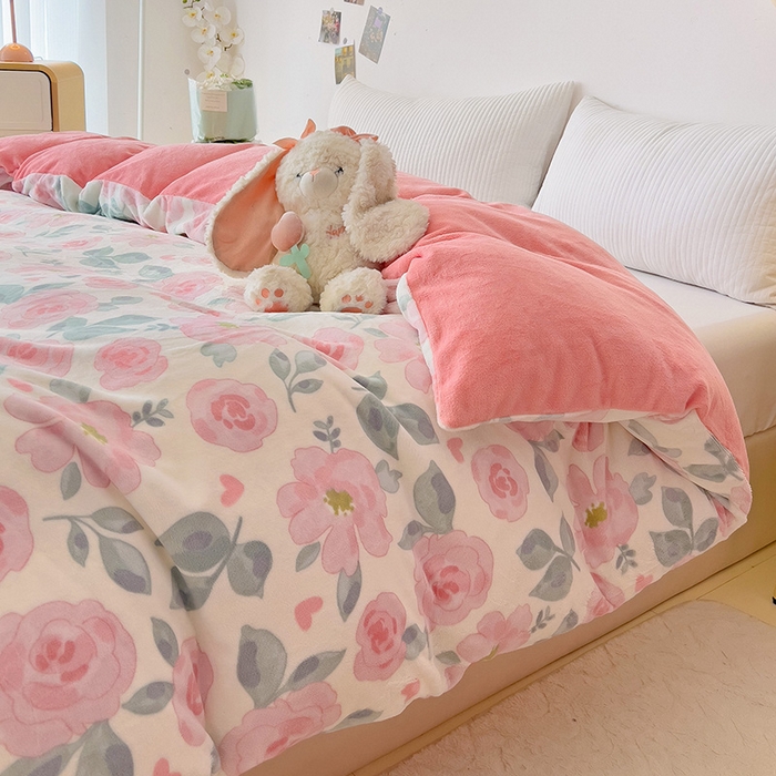 91家纺网 家纺一手货源 找家纺 大柏树 2025新款A类高克重亲肤舒适牛奶绒印花四件套-单被套可定制 朵柔-粉