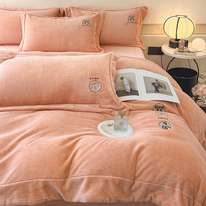 91家纺网 家纺一手货源 找家纺 新方向 2025新款全消光A类刺绣牛奶绒四件套-伊菲 伊菲-桃玉