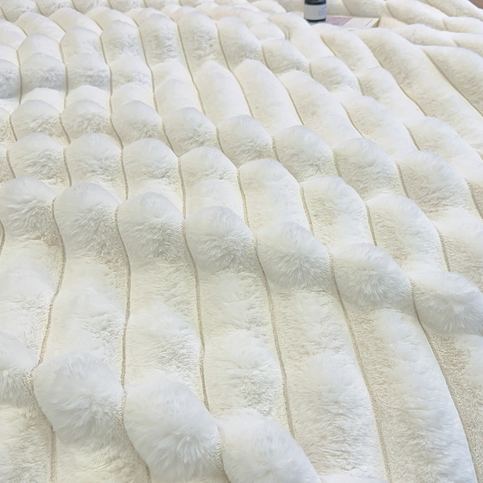 91家纺网 家纺一手货源 找家纺 2025新款兔毛绒大抽条复合毛毯柔软亲肤加厚保暖秋冬必备居家盖毯/沙发装饰多用款 白色