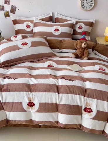 91家纺网 家纺一手货源 找家纺 大柏树 2025新款A类高克重亲肤舒适牛奶绒印花四件套-四件套可定制 布琪小熊-咖