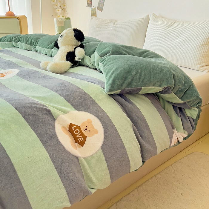 91家纺网 家纺一手货源 找家纺 大柏树 2025新款A类高克重亲肤舒适牛奶绒印花四件套-单被套可定制 布琪小熊-绿