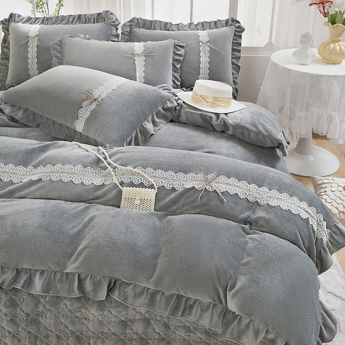 91家纺网 家纺一手货源 找家纺 卡迪亚家纺 2024新款牛奶绒床盖款公主风四件套-依琳系列 依琳-高级灰
