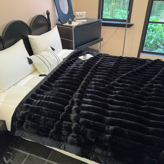 91家纺网 家纺一手货源 找家纺 2025新款兔毛绒大抽条复合毛毯柔软亲肤加厚保暖秋冬必备居家盖毯/沙发装饰多用款 黑色