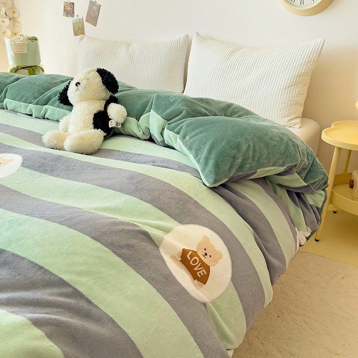 91家纺网 家纺一手货源 找家纺 大柏树 2025新款A类高克重亲肤舒适牛奶绒印花四件套-单被套可定制 布琪小熊-绿