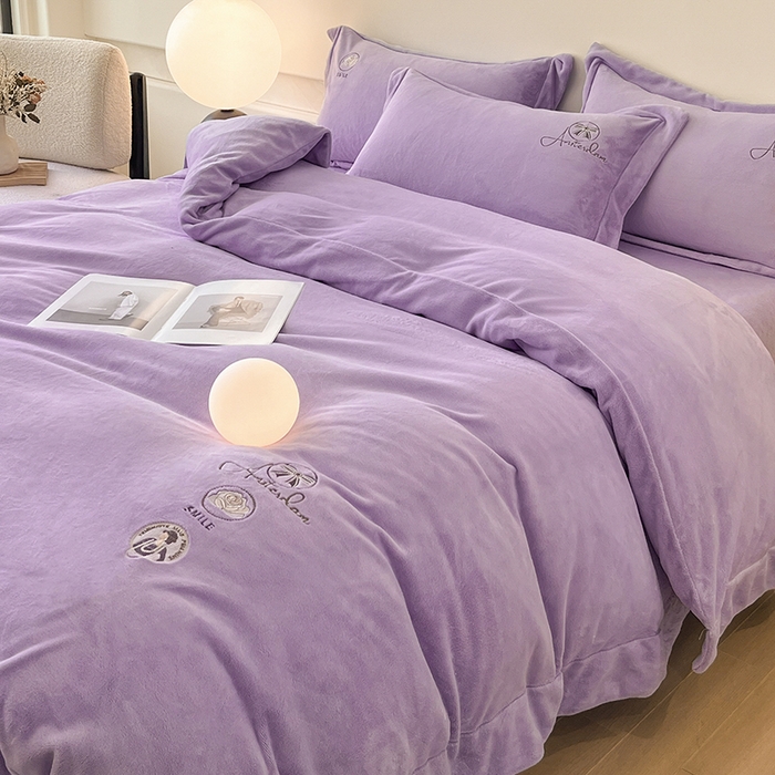 91家纺网 家纺一手货源 找家纺 新方向 2025新款全消光A类刺绣牛奶绒四件套-伊菲 伊菲-莫奈紫