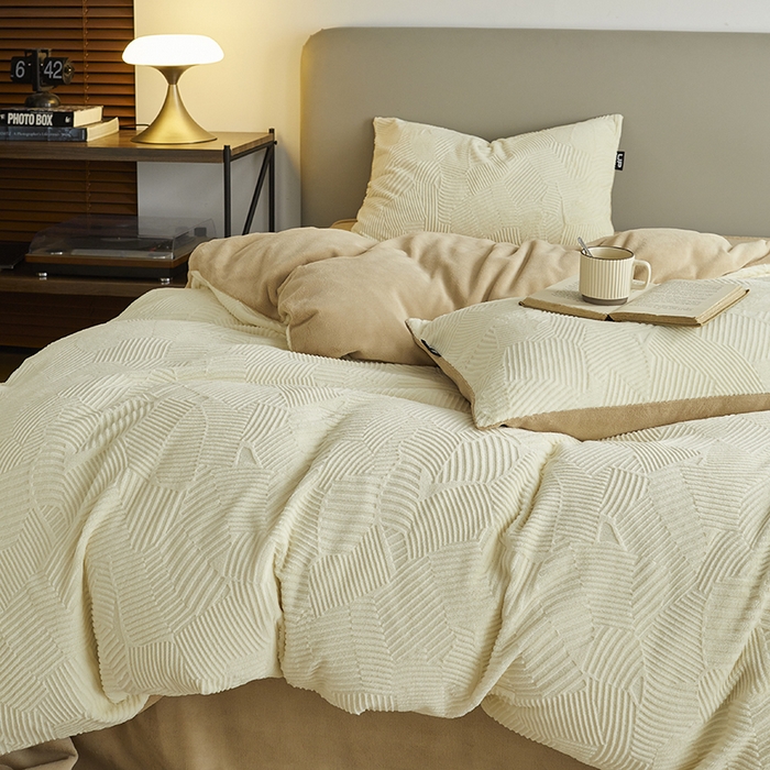 91家纺网 家纺一手货源 找家纺 千朵森 2024新款全消光烂花牛奶绒四件套-梵静系列 风格二 梵静-奶白杏