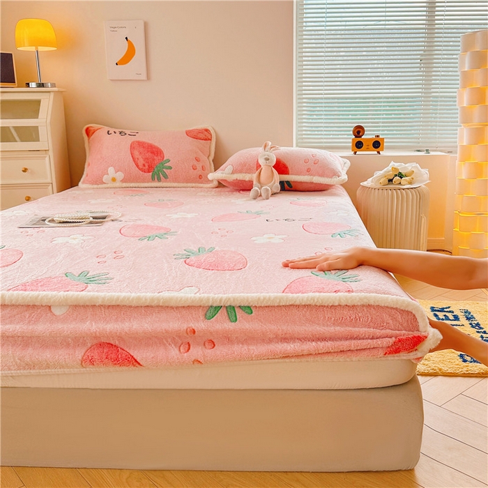 91家纺网 家纺一手货源 找家纺 喜居 喜居 2024新款雪花绒床笠印花牛奶绒床笠三件套单床笠 草莓布丁