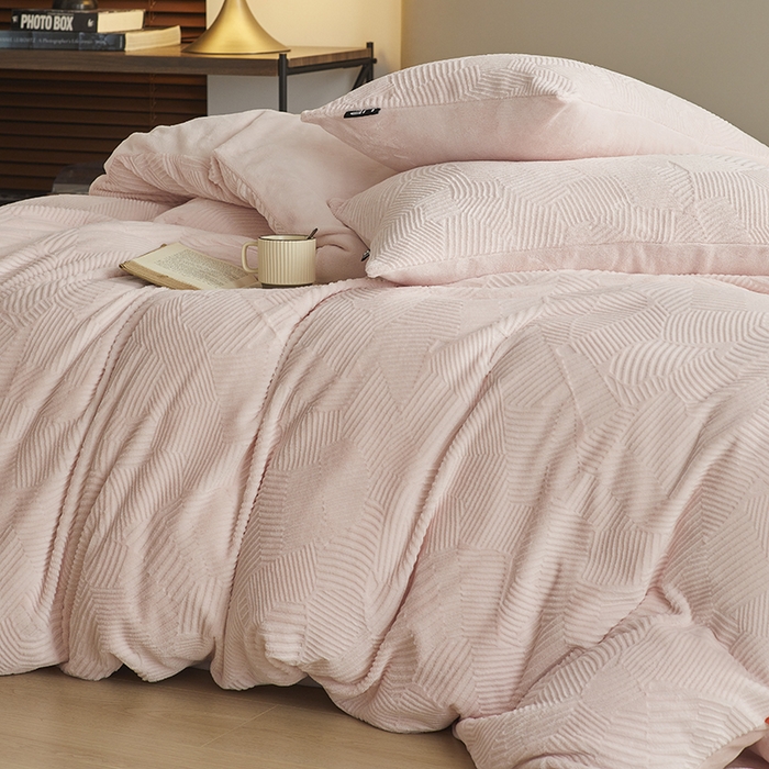 91家纺网 家纺一手货源 找家纺 千朵森 2024新款全消光烂花牛奶绒四件套-梵静系列 风格二 梵静-仲夏粉