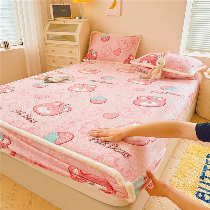 91家纺网 家纺一手货源 找家纺 喜居 喜居 2024新款雪花绒床笠印花牛奶绒床笠三件套单床笠 草莓熊熊