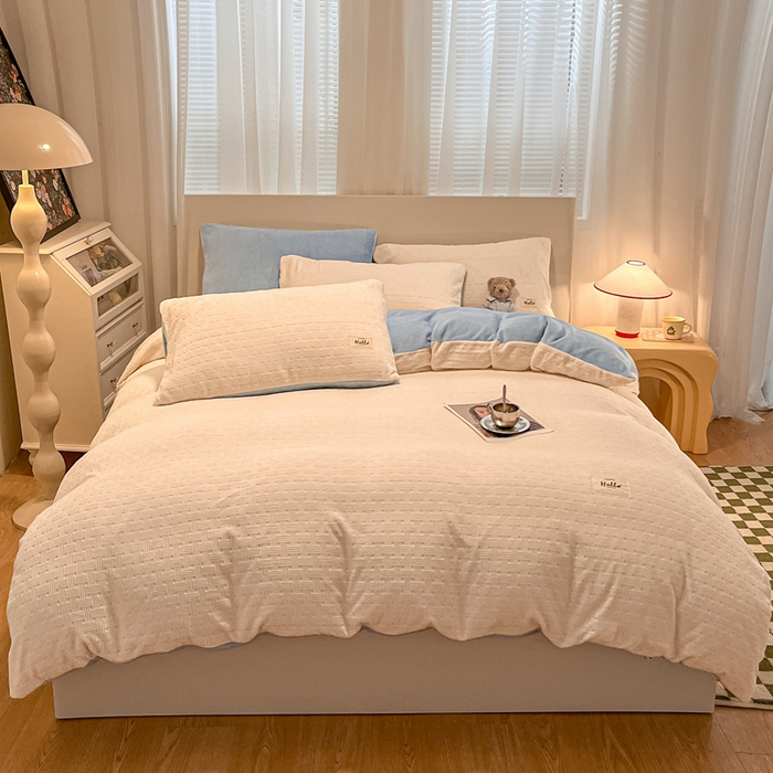 91家纺网 家纺一手货源 找家纺 857家居 2024新款雕花绒四件套-云朵系列 云朵蓝