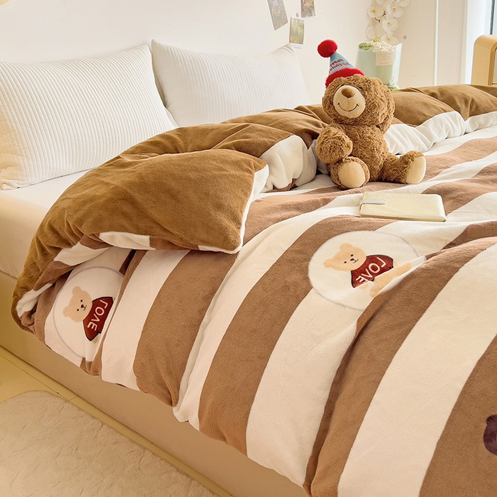 91家纺网 家纺一手货源 找家纺 大柏树 2025新款A类高克重亲肤舒适牛奶绒印花四件套-单被套可定制 布琪小熊-咖