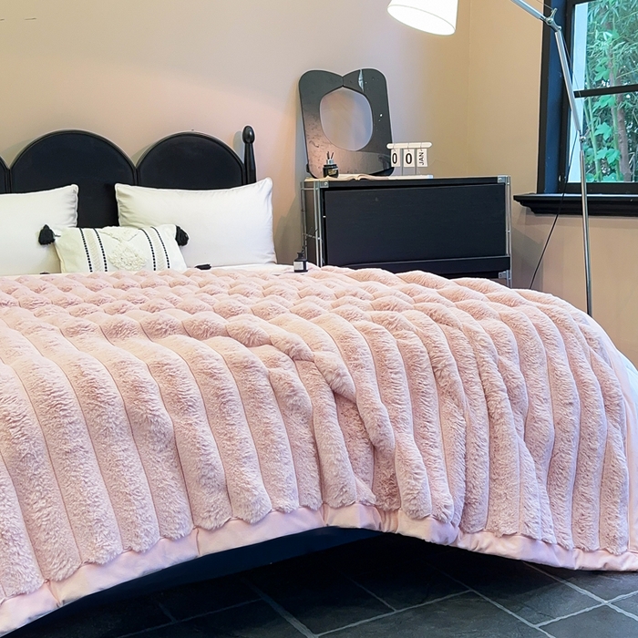 91家纺网 家纺一手货源 找家纺 2025新款兔毛绒大抽条复合毛毯柔软亲肤加厚保暖秋冬必备居家盖毯/沙发装饰多用款 粉色