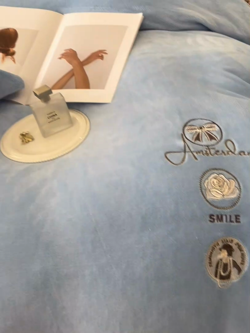 91家纺网 家纺一手货源 找家纺 新方向 2025新款全消光A类刺绣牛奶绒四件套-伊菲 伊菲-以太兰