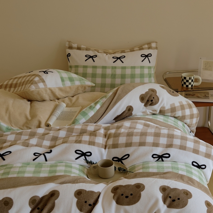 91家纺网 家纺一手货源 找家纺 时光里 2024新款数码独版印花牛奶绒四件套 格子熊