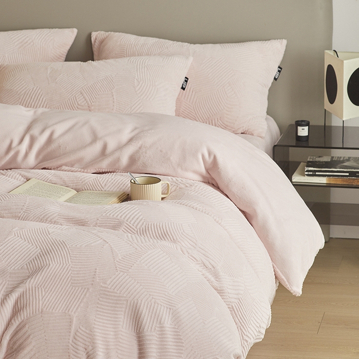 91家纺网 家纺一手货源 找家纺 千朵森 2024新款全消光烂花牛奶绒四件套-梵静系列 风格二 梵静-仲夏粉