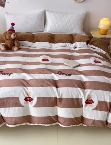 91家纺网 家纺一手货源 找家纺 大柏树 2025新款A类高克重亲肤舒适牛奶绒印花四件套-单被套可定制 布琪小熊-咖