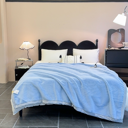 91家纺网 家纺一手货源 找家纺 2025新款纯色仿貂绒双面绒宝宝绒多功能休闲毯子办公室卧室复合毯子 天蓝