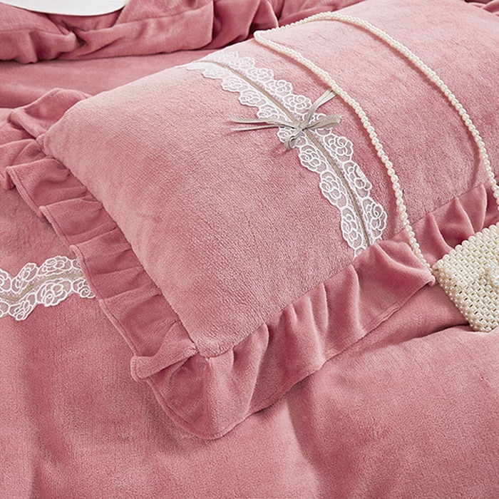 91家纺网 家纺一手货源 找家纺 卡迪亚家纺 2024新款牛奶绒床盖款公主风四件套-依琳系列 依琳-豆沙红