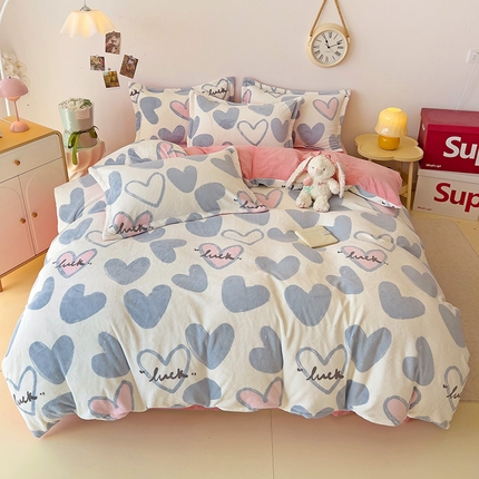 91家纺网 家纺一手货源 找家纺 大柏树 2025新款A类高克重亲肤舒适牛奶绒印花四件套-四件套可定制 若凡-蓝