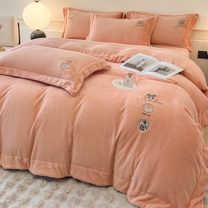 91家纺网 家纺一手货源 找家纺 新方向 2025新款全消光A类刺绣牛奶绒四件套-伊菲 伊菲-桃玉