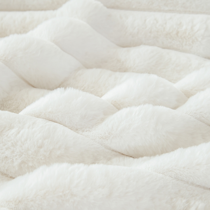 91家纺网 家纺一手货源 找家纺 2025新款兔毛绒大抽条复合毛毯柔软亲肤加厚保暖秋冬必备居家盖毯/沙发装饰多用款 白色