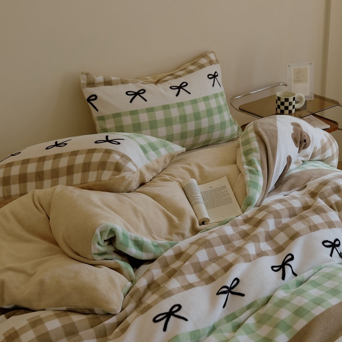 91家纺网 家纺一手货源 找家纺 时光里 2024新款数码独版印花牛奶绒四件套 格子熊