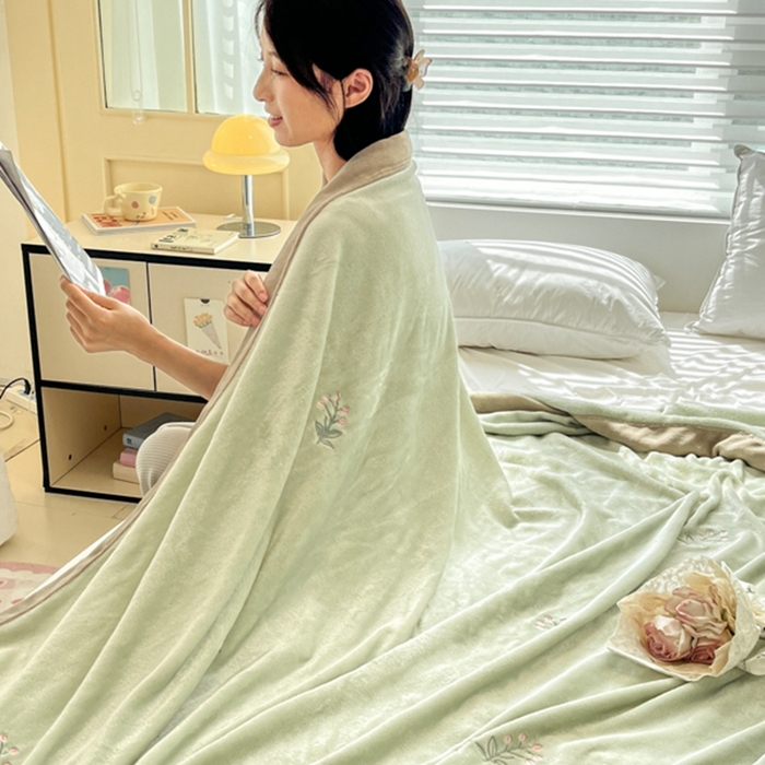 91家纺网 家纺一手货源 找家纺 慕尚 2025新款简约双面牛奶绒刺绣多功能盖毯-郁金香 可爱花-绿