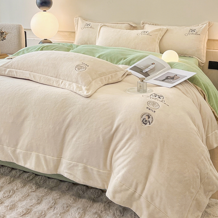 91家纺网 家纺一手货源 找家纺 新方向 2025新款全消光A类刺绣牛奶绒四件套-伊菲 伊菲-奶油白