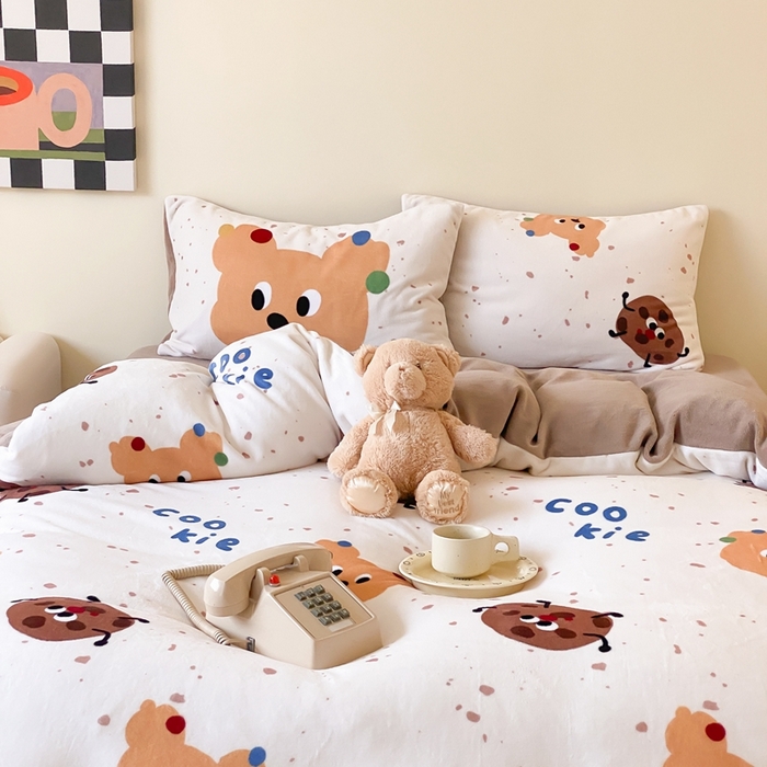 91家纺网 家纺一手货源 找家纺 时光里 2024新款数码印花牛奶绒四件套 曲奇小汪