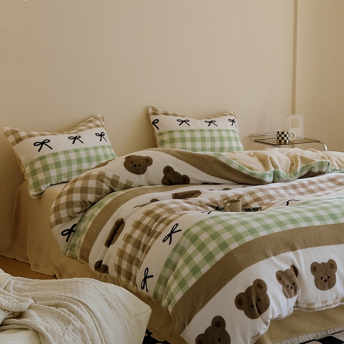 91家纺网 家纺一手货源 找家纺 时光里 2024新款数码独版印花牛奶绒四件套 格子熊