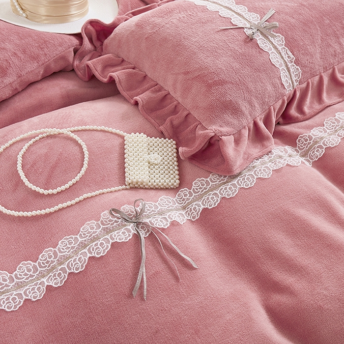 91家纺网 家纺一手货源 找家纺 卡迪亚家纺 2024新款牛奶绒床盖款公主风四件套-依琳系列 依琳-豆沙红