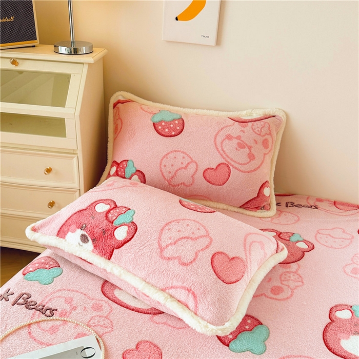 91家纺网 家纺一手货源 找家纺 喜居 喜居 2024新款雪花绒床笠印花牛奶绒床笠三件套单床笠 草莓熊熊