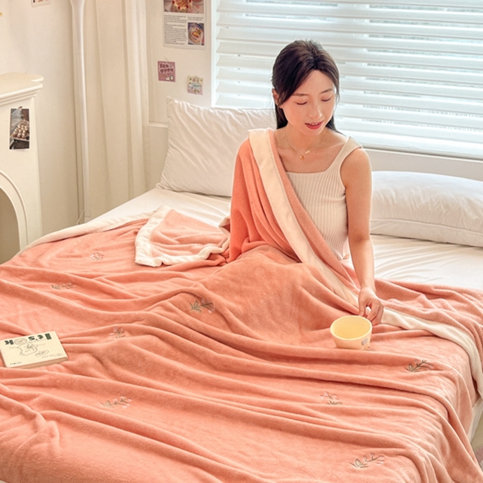 91家纺网 家纺一手货源 找家纺 慕尚 2025新款简约双面牛奶绒刺绣多功能盖毯-郁金香 可爱花-橘