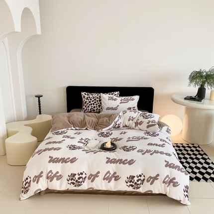 91家纺网 家纺一手货源 找家纺 时光里 2024新款字母豹纹牛奶绒四件套 字母豹纹-咖