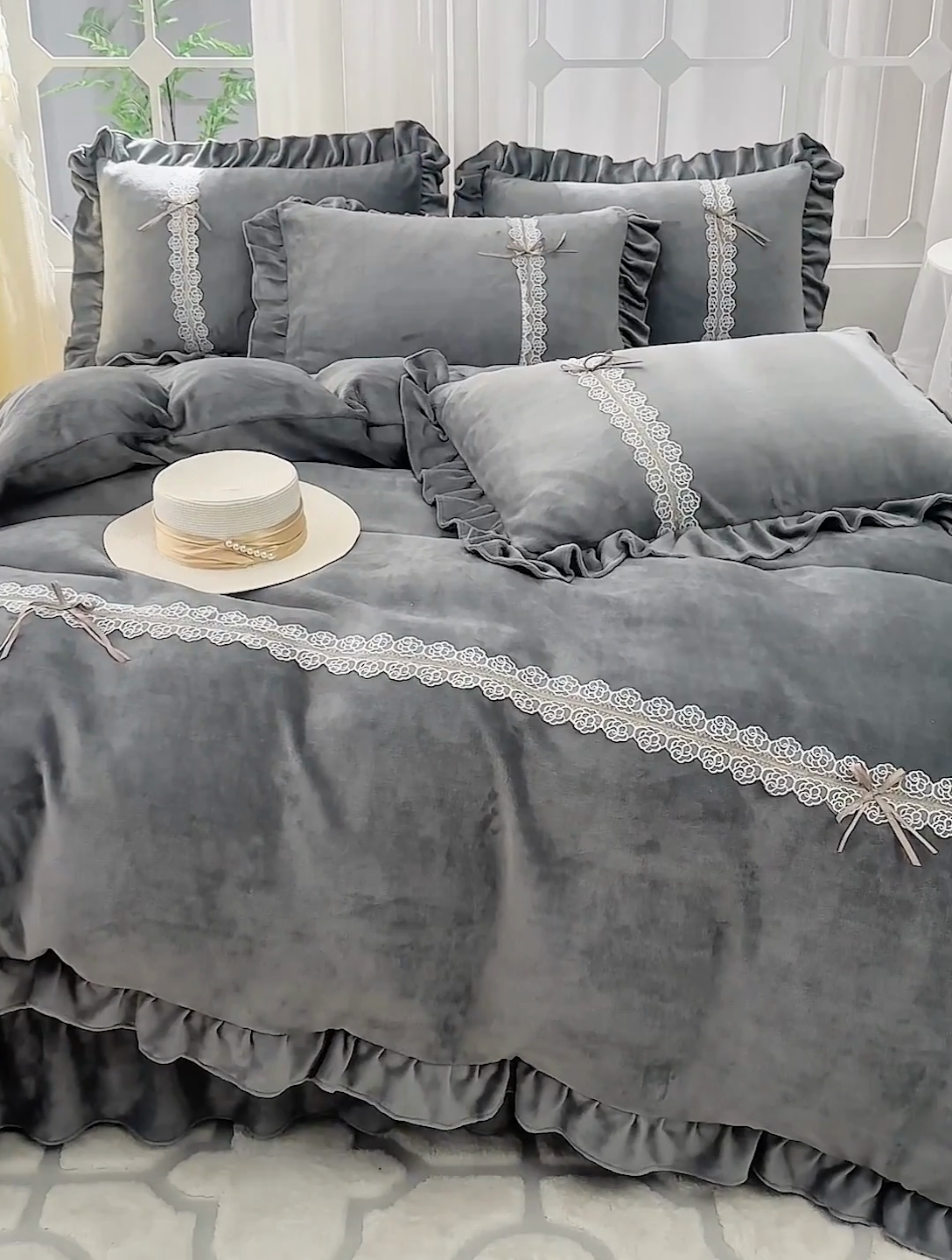 91家纺网 家纺一手货源 找家纺 卡迪亚家纺 2024新款牛奶绒床盖款公主风四件套-依琳系列 依琳-高级灰