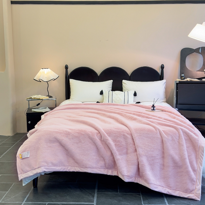 91家纺网 家纺一手货源 找家纺 2025新款纯色仿貂绒双面绒宝宝绒多功能休闲毯子办公室卧室复合毯子 粉色